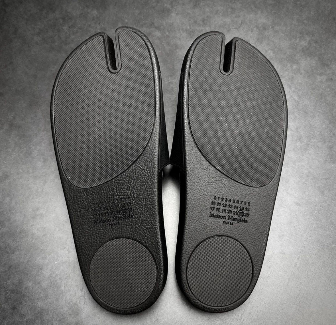 Maison Margiela „tabi“ slides
