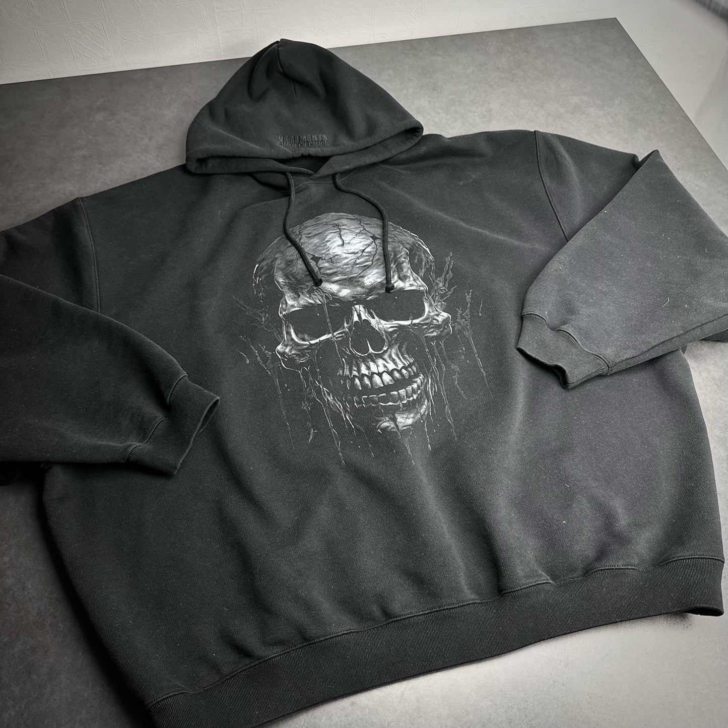 Vetements „metal skull“ hoodie