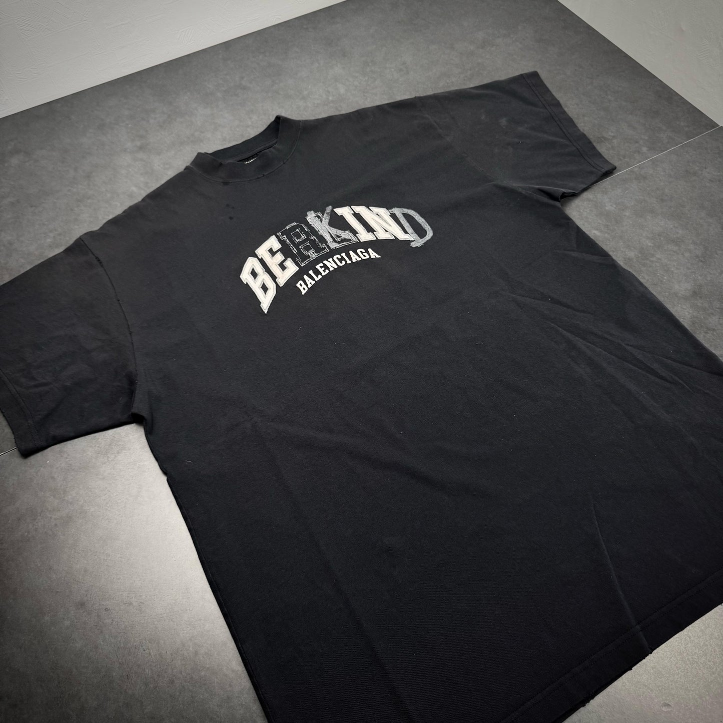 Balenciaga „Be kind“ Tshirt