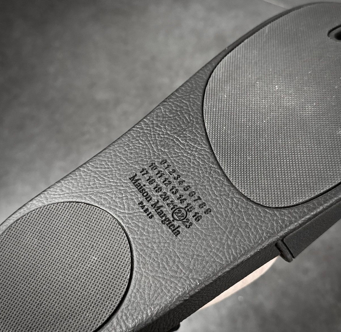 Maison Margiela „tabi“ slides