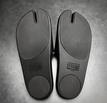 Maison Margiela „tabi“ slides