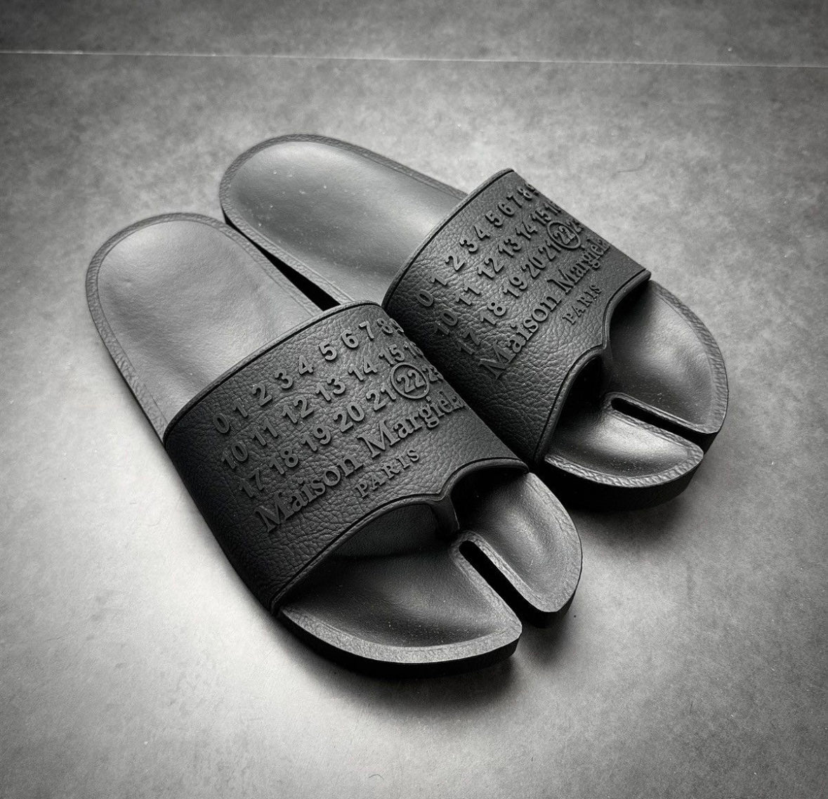 Maison Margiela „tabi“ slides