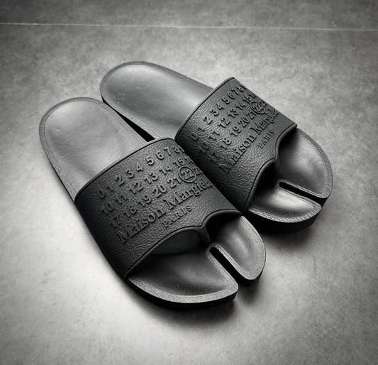 Maison Margiela „tabi“ slides