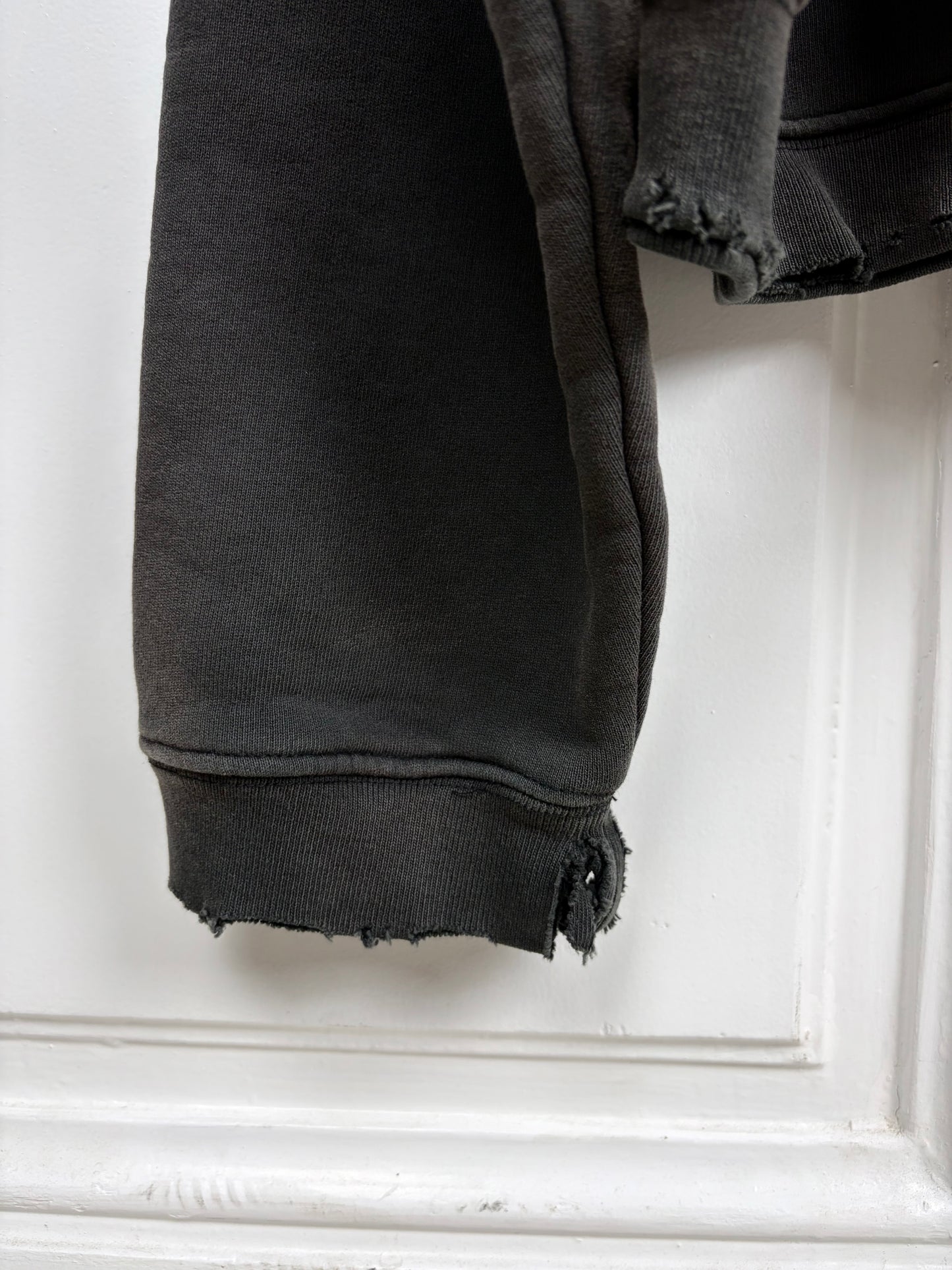 Enfants Riches Déprimés
Djagilve's Grave Distressed Zip