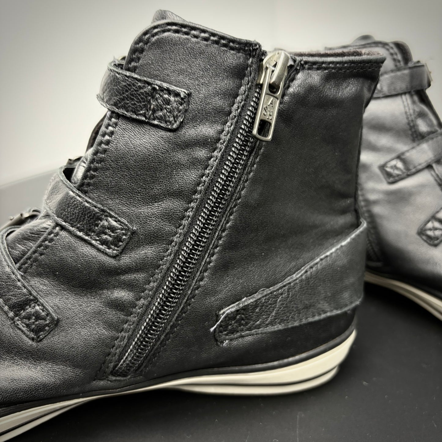 Ash Strap Converse
